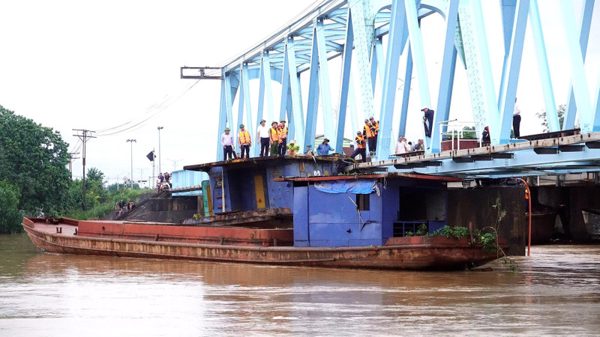 Quảng Trị: Thống nhất phương án xử lý sà-lan mắc kẹt tại cầu đường sắt Mỹ Chánh