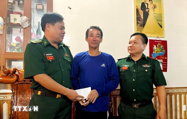 Quảng Trị: Thuyền trưởng tàu cá gặp nạn tại Cửa Gianh đã về nhà an toàn