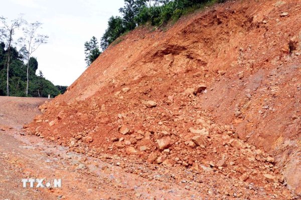 Quảng Trị: Tuyến đường 100 tỷ đồng vừa bàn giao đã hư hỏng nặng sau mưa lũ