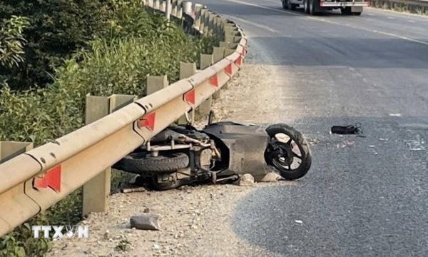 Quảng Trị: Xe máy va chạm xe ôtô, 3 người thương vong