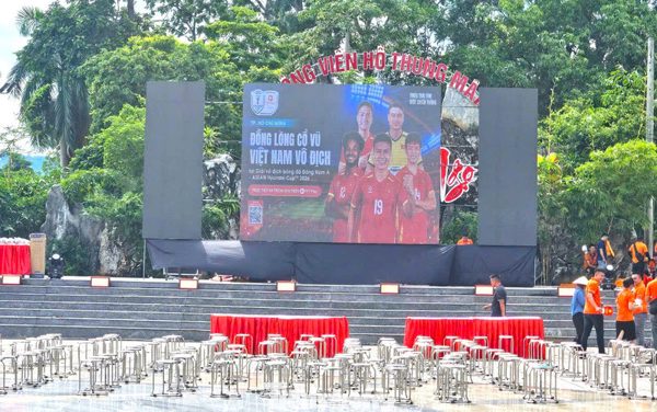 Quê nhà Đình Bắc, Xuân Mạnh dựng “chảo lửa” cổ vũ tuyển Việt Nam