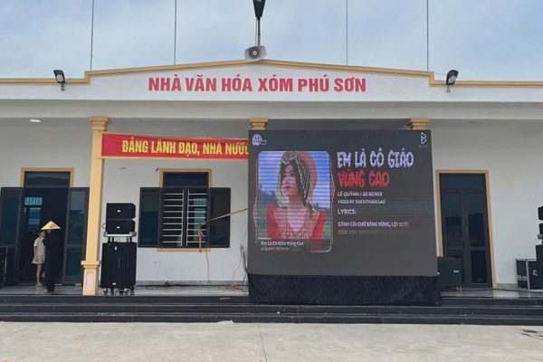 Quê nhà Đình Bắc, Xuân Mạnh lắp màn hình LED cổ vũ Việt Nam - Thái Lan