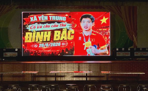 Quê nhà Đình Bắc, Xuân Mạnh mở hội mừng Việt Nam vô địch