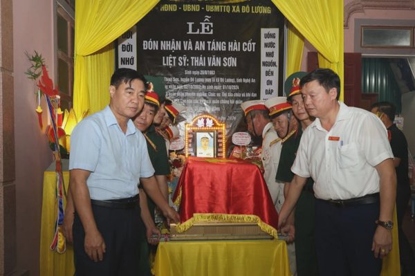 Quê nhà đón Thiếu tá hải quân hy sinh trở về