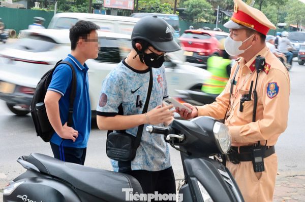 'Quên' mũ bảo hiểm cho con, mẹ nhận phạt, con đến trường muộn