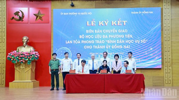 Quốc hội chuyển giao Bộ học liệu đa phương tiện tại Đồng Nai
