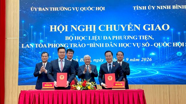 Quốc hội chuyển giao bộ học liệu đa phương tiện tại Ninh Bình