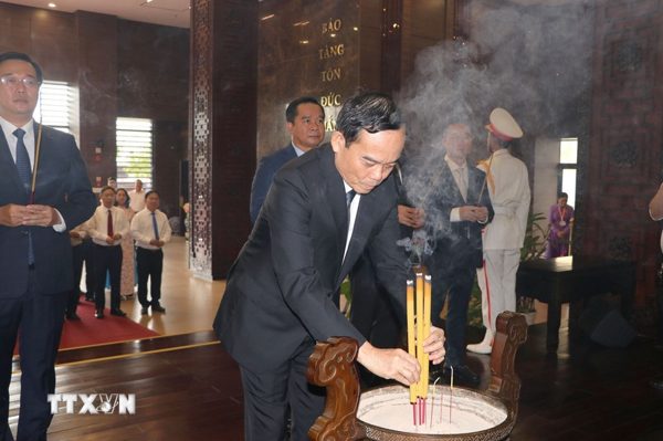 Quốc khánh 2/9: Lãnh đạo TP Hồ Chí Minh dâng hương tưởng niệm Chủ tịch Hồ Chí Minh