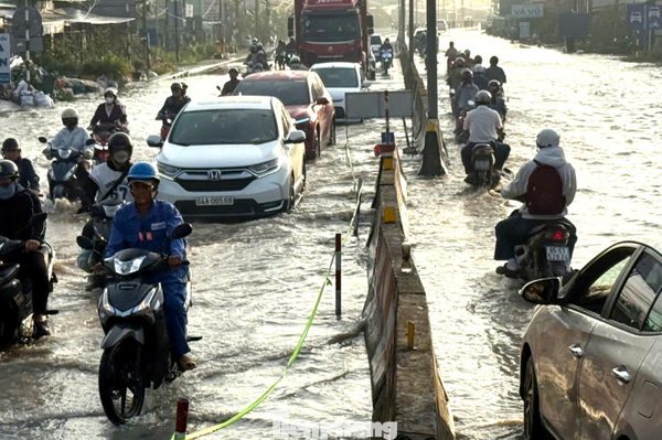 Quốc lộ 1 qua Vĩnh Long ngập sâu, giao thông ách tắc