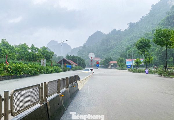 Quốc lộ 18 ngập sâu, giao thông qua Đèo Bụt tê liệt