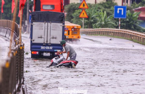 Quốc lộ 1A đoạn qua Thanh Hóa bị ngập, nhiều xe chết máy khi cố vượt