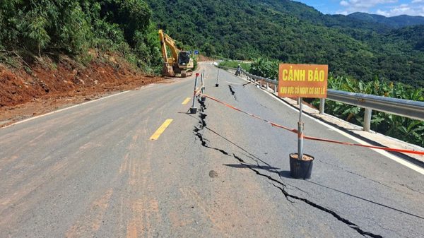 Quốc lộ 28B qua tỉnh Lâm Đồng lại tiếp tục sụt lún