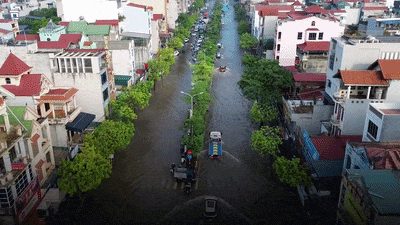 Quốc lộ 32 ngập dài 1,5km, nhiều xe chết máy