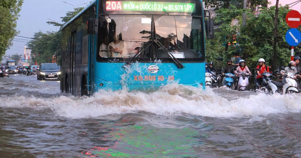Quốc lộ 32 vẫn chìm trong 'biển nước', xe chết máy la liệt