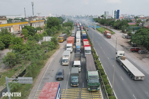 Quốc lộ 5 oằn mình cõng xe container, cao tốc Hà Nội - Hải Phòng thảnh thơi