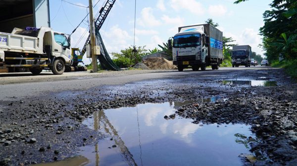 Quốc lộ 80 qua An Giang dày đặc ‘ổ gà’