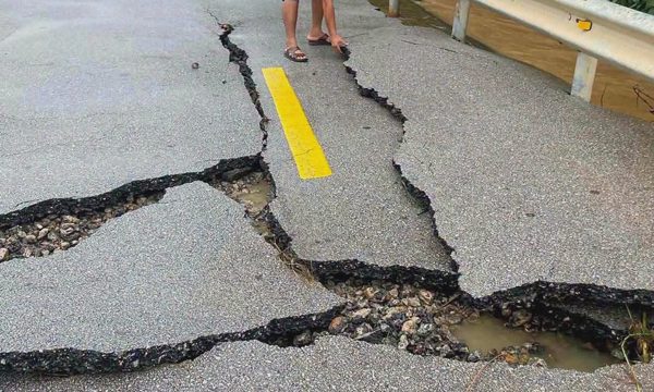 Quốc lộ nứt toác sau khi lũ rút