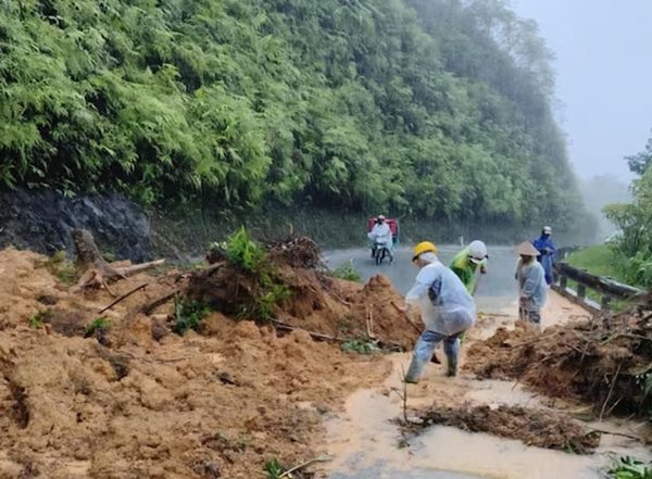 Quốc lộ và đường Hồ Chí Minh sạt lở, Huế cảnh báo có nơi mưa trên 500mm