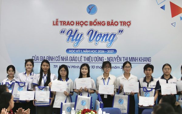 Quỹ của hai cố nhà giáo tài trợ toàn bậc đại học cho 7 tân sinh viên Tiếp sức đến trường