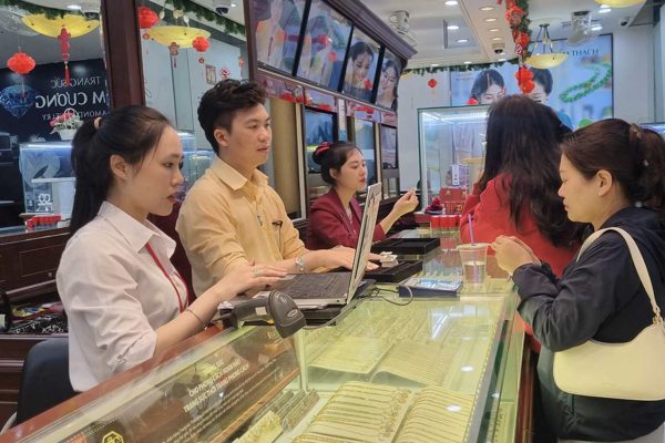 Quy định mới: Mua bán vàng từ 5 triệu đồng phải thanh toán không dùng tiền mặt