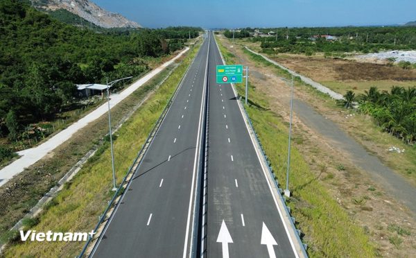 Quy định tốc độ và giữ khoảng cách xe chạy trên cao tốc Vĩnh Hảo-Phan Thiết