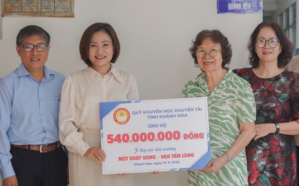 Quỹ khuyến học và các doanh nghiệp Khánh Hòa trao Tuổi Trẻ 540 triệu đồng Tiếp sức đến trường