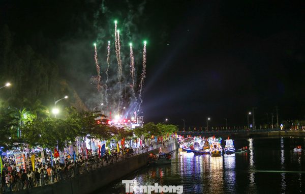 Quy Nhơn lung linh đêm hội thuyền hoa