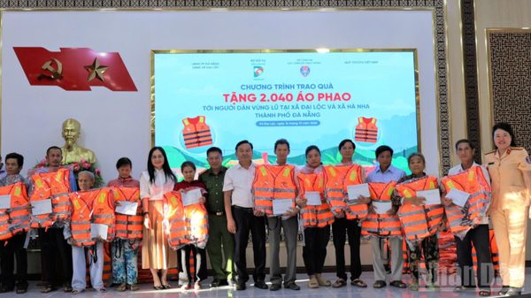 Quỹ Toyota Việt Nam trao tặng hơn 2.000 áo phao cho người dân Đà Nẵng