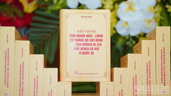 Ra mắt cuốn sách Kiên định chủ nghĩa Mác-Lênin, tư tưởng Hồ Chí Minh và con đường đi lên chủ nghĩa xã hội ở nước ta