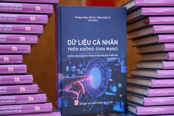 Ra mắt sách do Thượng tướng Trần Quốc Tỏ làm chủ biên