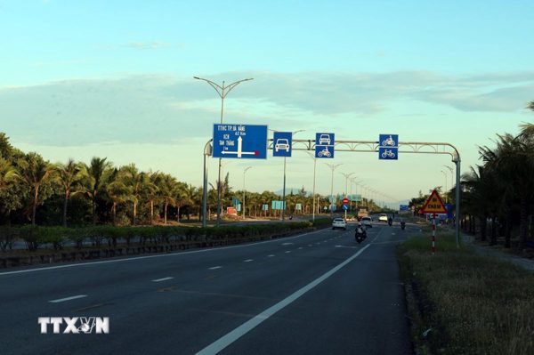 Rà soát, tháo dỡ biển báo hạn chế tốc độ “bủa vây” đường ven biển Nghệ An