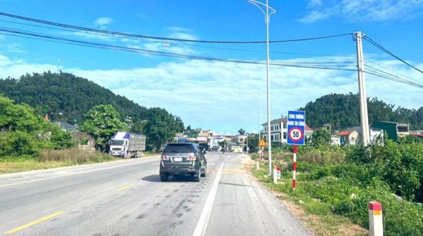 Rà soát, tháo dỡ biển hạn chế tốc độ bất hợp lý trên đường ven biển Nghệ An