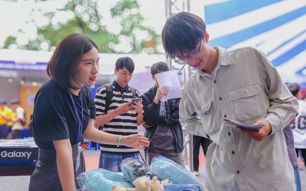 Ra trường, gửi CV miệt mài không ai gọi: tìm việc sao khó đến vậy?