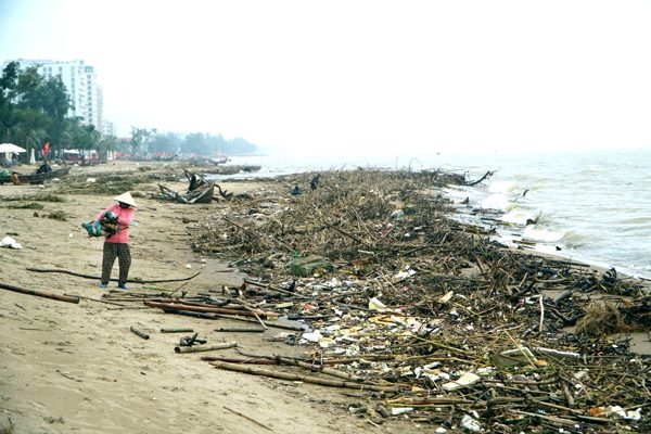 Rác thải trôi dạt phủ kín bãi biển Sầm Sơn sau mưa lũ