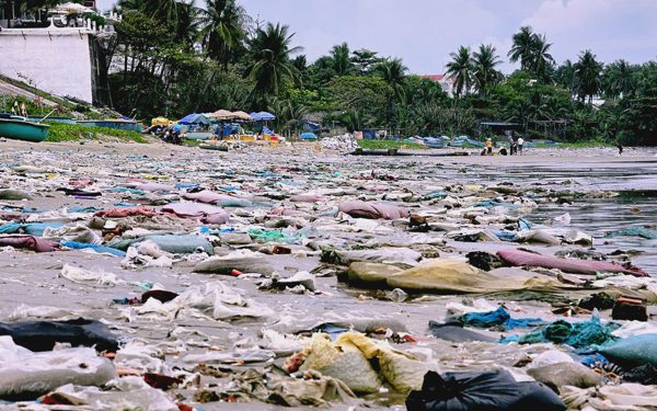 Rác tràn vào bờ biển Mũi Né nhiều 'kinh hoàng', con người rải xuống, biển trả lại?
