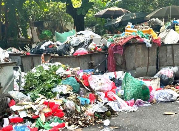Rác ùn ứ trên đường phố, tỉnh Phú Thọ chỉ đạo khẩn
