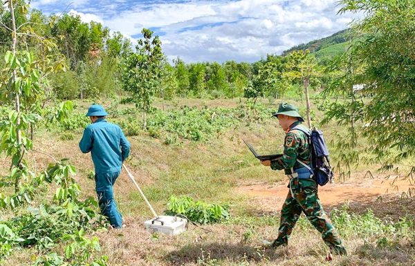 Radar xuyên đất dò tìm hố chôn liệt sĩ trên đồi Xuân Sơn