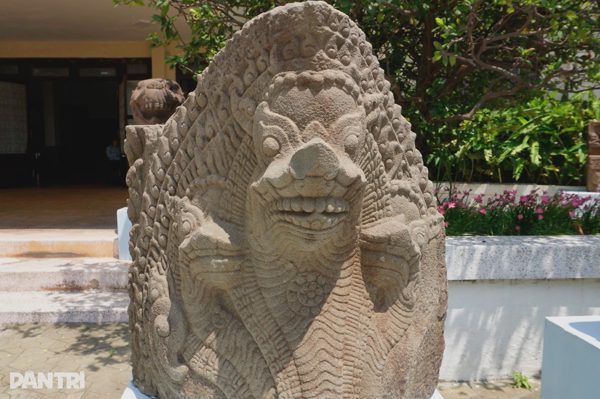Rắn thần 5 đầu, sư tử đá gần nghìn năm tuổi