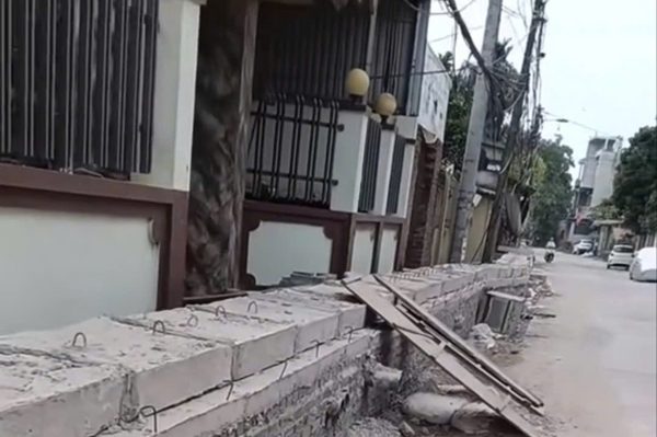 Rãnh thoát nước cao hơn 1m, người dân Hà Nội bắc ván gỗ vào nhà