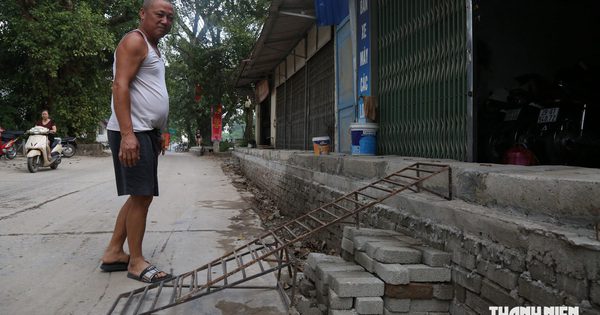 Rãnh thoát nước cao hơn mặt đường cả mét, người dân bắc cầu vào nhà