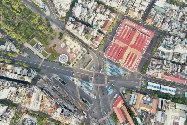 Rào chắn một phần khu vực ga Bến Thành để thi công metro số 2