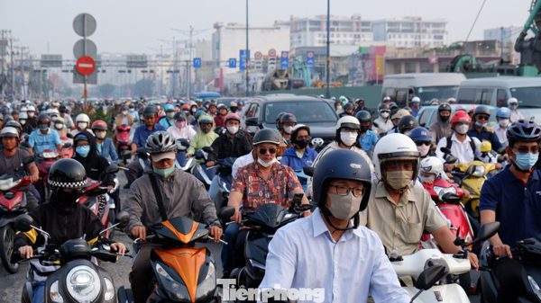 Rào chắn thi công tuyến metro số 2: Cửa ngõ Tân Sơn Nhất ‘ngộp thở’, ùn tắc kéo dài