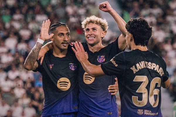 Raphinha chói sáng, Barca mở màn La Liga bằng chiến thắng 5 sao