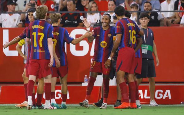 Raphinha lập hat-trick giúp Barca khởi đầu hoàn hảo ở La Liga