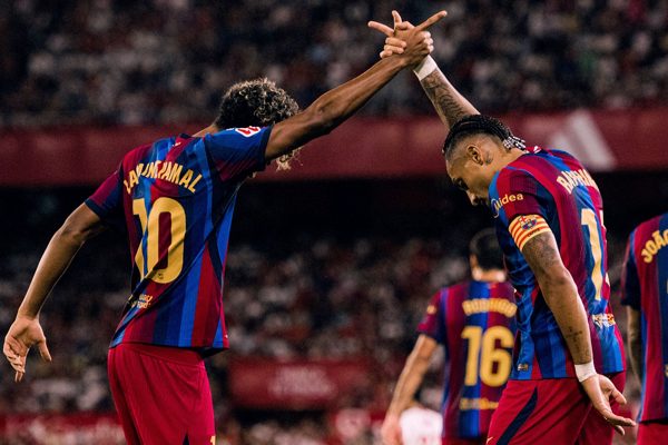 Raphinha lập hat-trick hoàn hảo, Barca thắng đẹp Sevilla