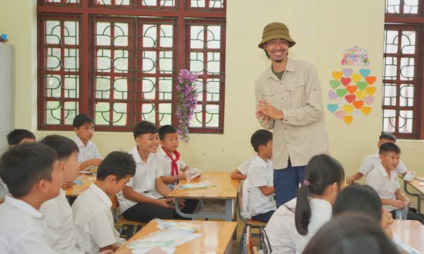 Rapper Đen Vâu đồng hành trao thư viện Hy Vọng