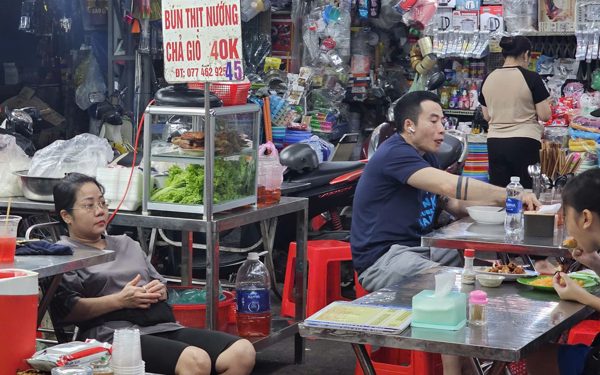 Rau, củ, thịt cá... cùng nhích giá, bữa cơm thêm nặng gánh