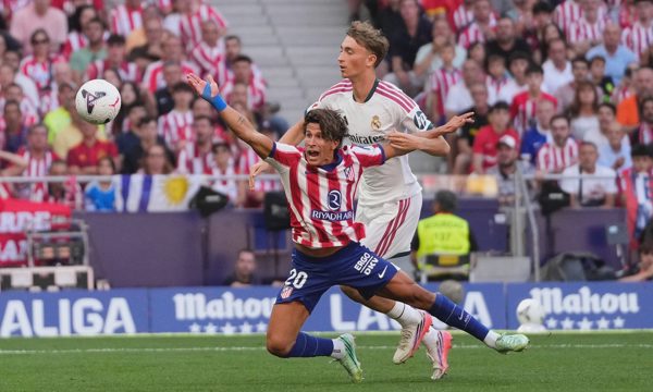 Real thua Atletico trong thế thiếu người