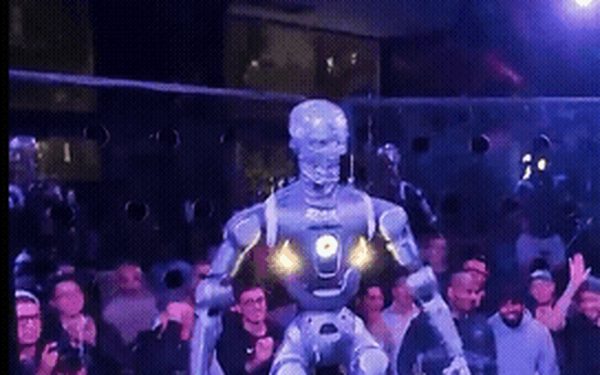 Robot 1,8m đấu YouTuber Mỹ, tung cú đá khiến đối thủ văng xa