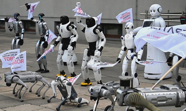 Robot 'biểu tình' đòi ban hành quy định về AI
